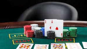 Dealer menampilkan hasil putaran Dragon Tiger